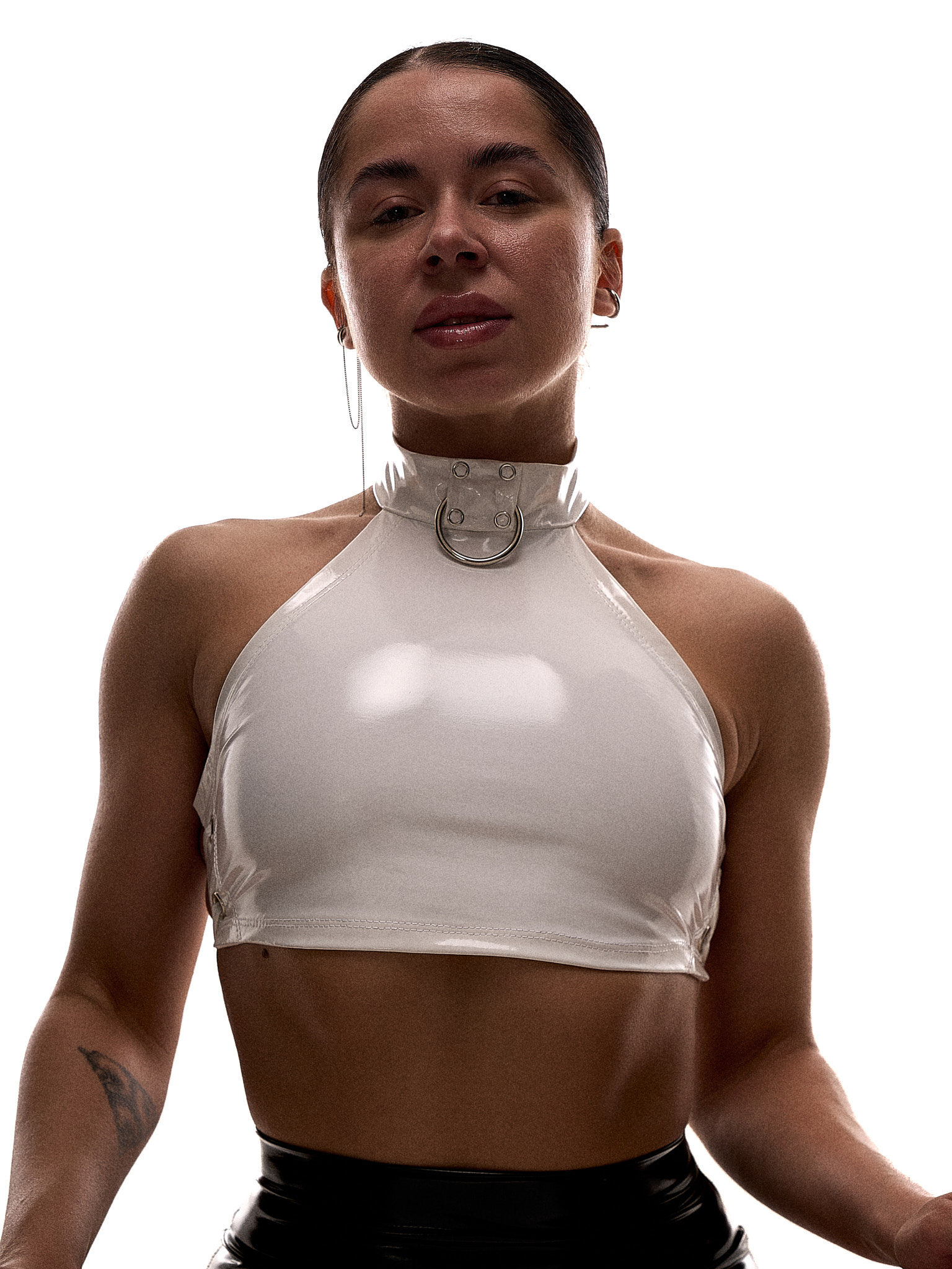 Білий глянцевий топ Choker крупний план